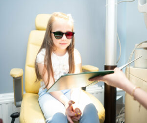 dziewczynka u okulisty podczas badania wzroku