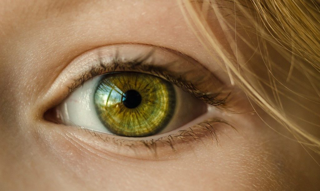 Zdolność akomodacji oka może zamaskować niską dalekowzroczność.